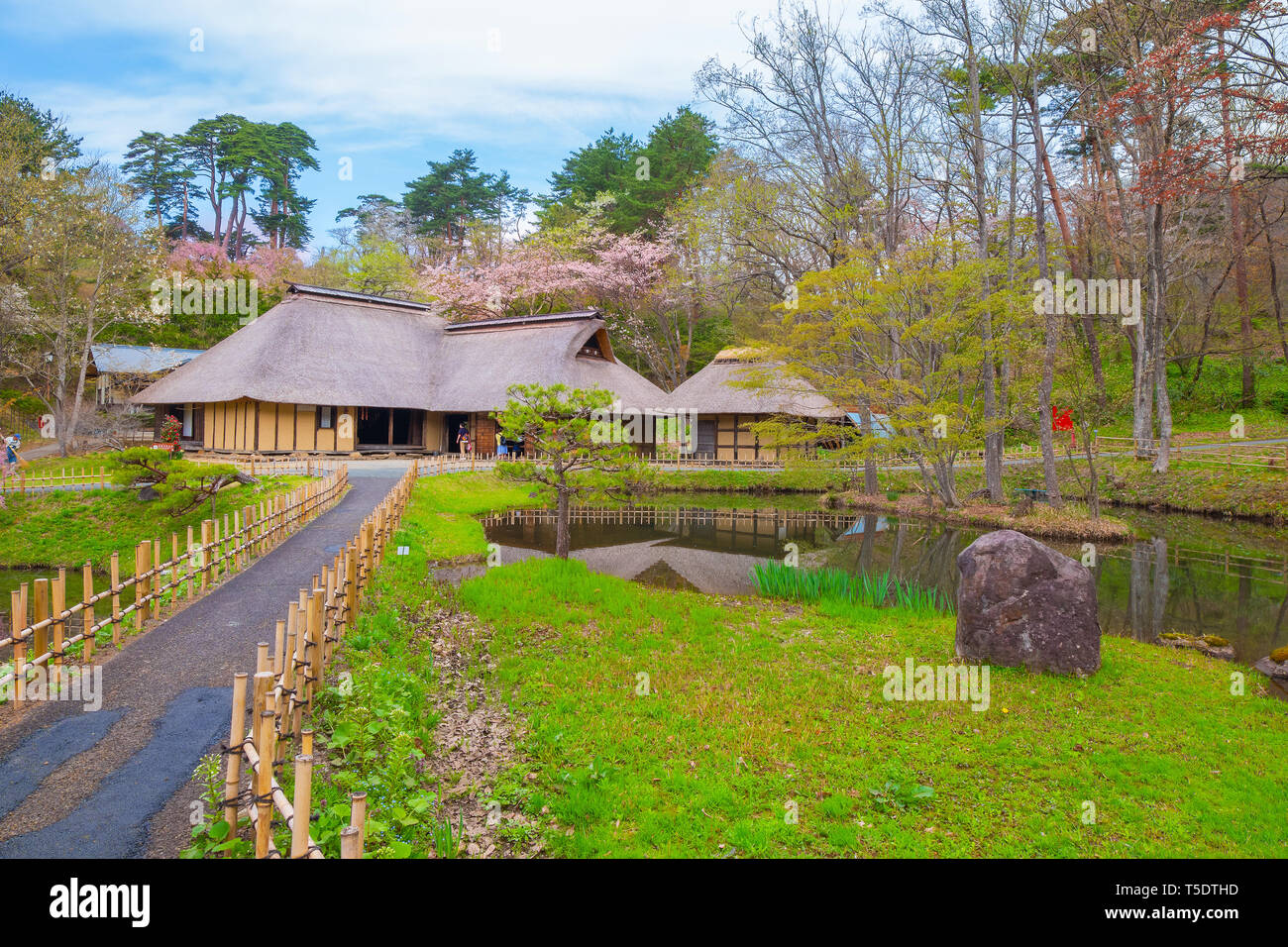 Kitakami, Japan - 22 April 2018: michinoku Folklore Dorf ist eine Fundgrube an historischen Häusern und folkloristische Artefakte. Die meisten Gebäude und Stockfoto