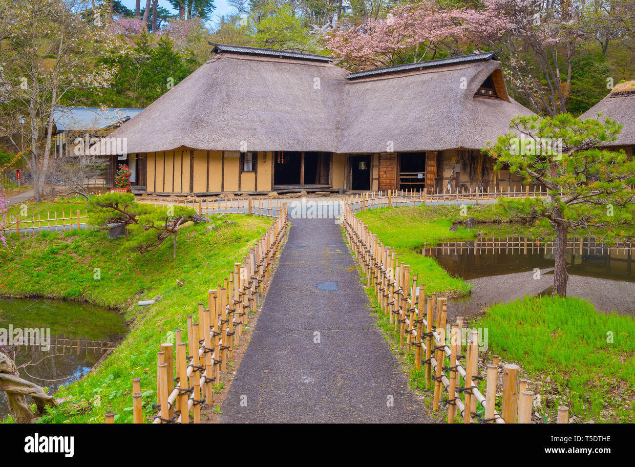 Kitakami, Japan - 22 April 2018: michinoku Folklore Dorf ist eine Fundgrube an historischen Häusern und folkloristische Artefakte. Die meisten Gebäude und Stockfoto