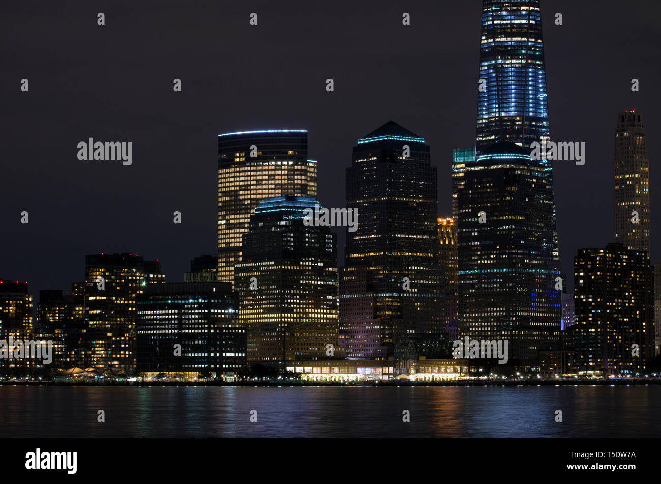 Nacht Blick auf New York Waterway und World Financial Center von Liberty State Park in Jersey City, New Jersey Stockfoto