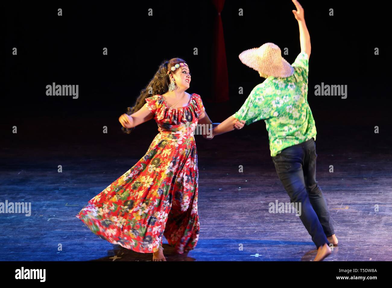 Indian folk Tänzer regionalen Tanz Performance von Goa mit bunten Kostümen Stockfoto