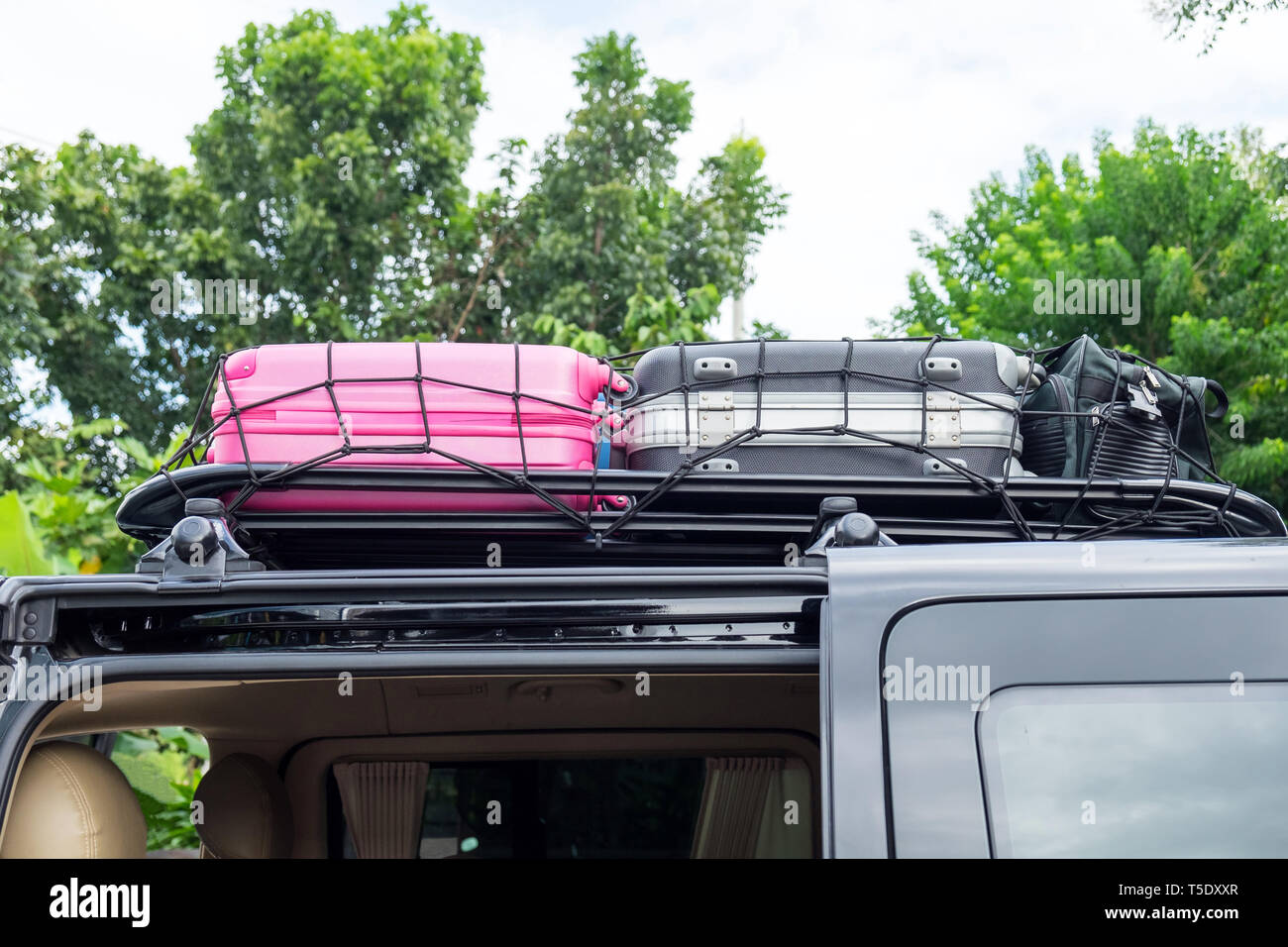 Rack auf dem Dach van Farbe Gepäck Stapel Stockfoto
