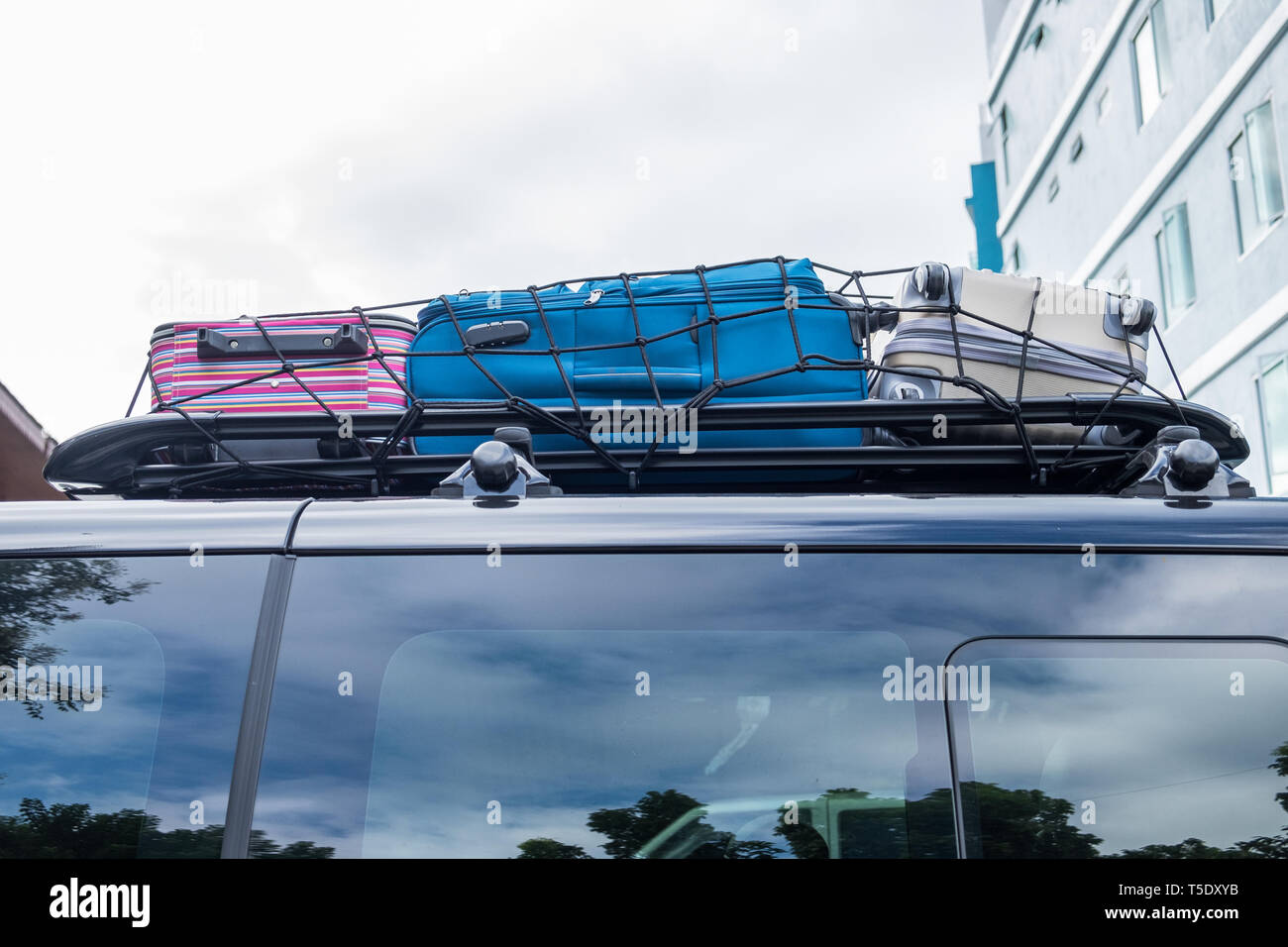 Rack auf dem Dach van mit Gepäck Farben gestapelt Stockfoto