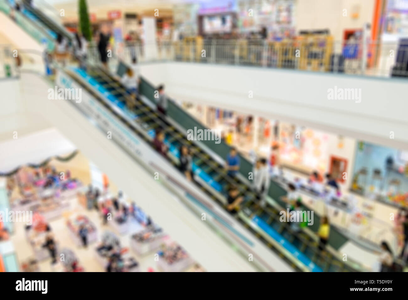 Verschwommen Rolltreppe im Kaufhaus mit Menschen überfüllt Stockfoto