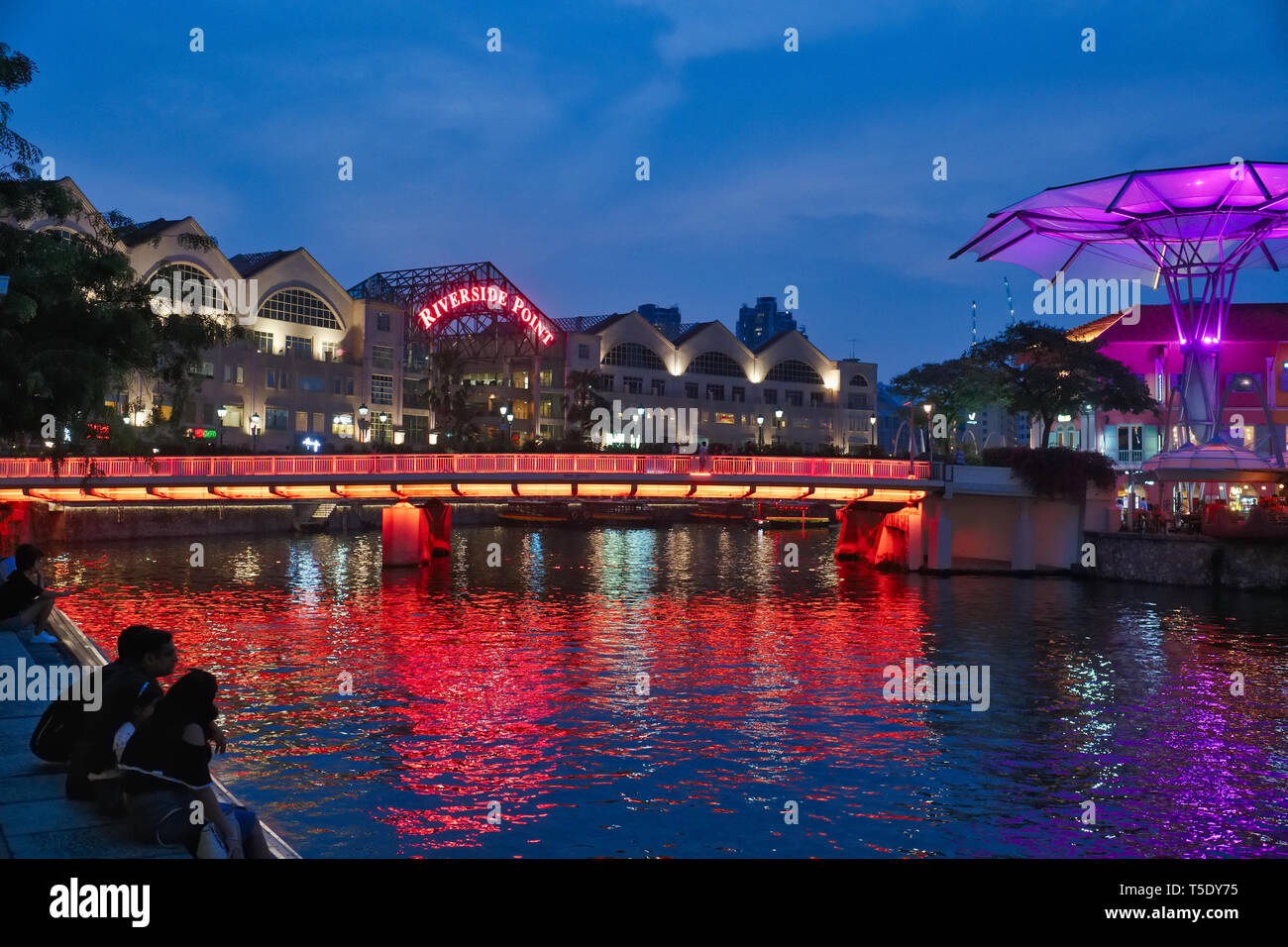 Dämmerung im Bar und Restaurant Zentrum Clarke Quay durch den Fluss Singapur in Singapur Stockfoto