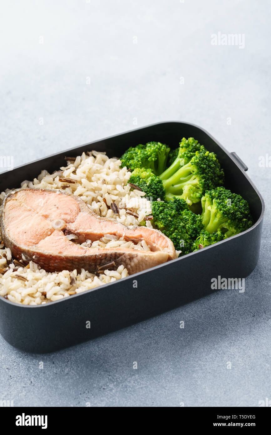 Gesundes und nahrhaftes Mittagessen Box mit braunen Reis, Brokkoli und Lachs. Bereit für die Arbeit oder in die Schule zu gehen. Kopieren Sie Platz. Stockfoto