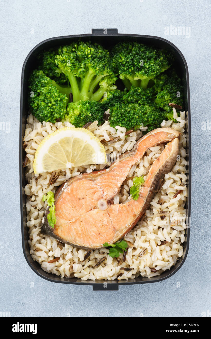 Gesundes und nahrhaftes Mittagessen Box mit braunen Reis, Brokkoli und Lachs. Ansicht von oben. Stockfoto