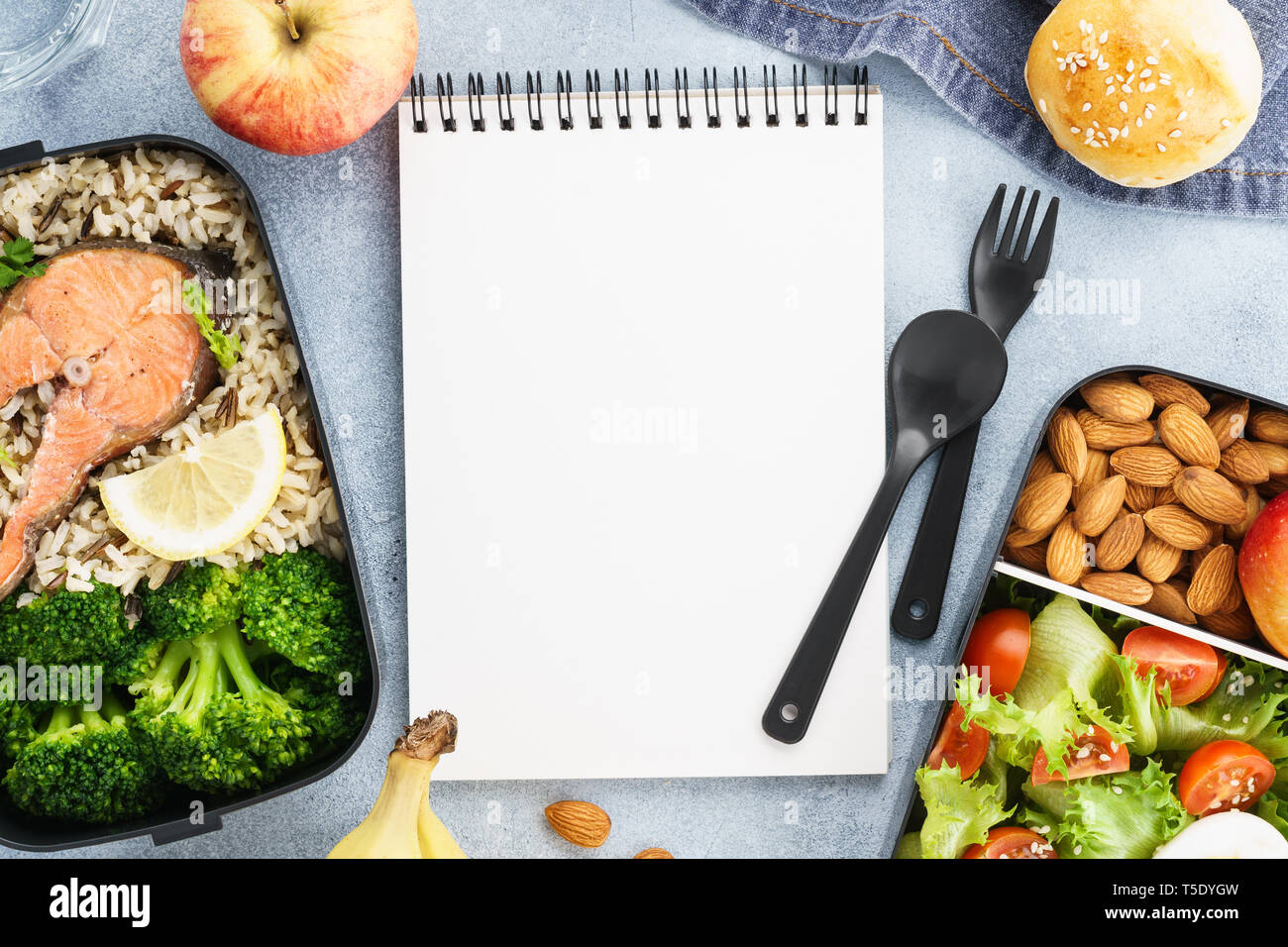 Diätplan mockup mit gesundem Lunch Boxen und leere Notepad. Platz für Text. Flach. Stockfoto