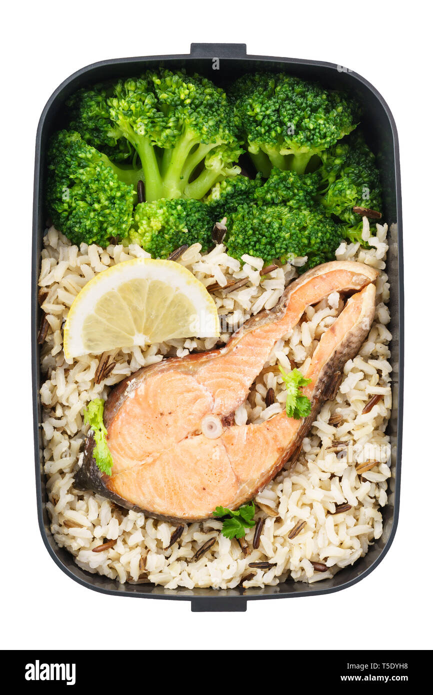 Gesundes und nahrhaftes Mittagessen Box mit braunen Reis, Brokkoli und Lachs. Bereit für die Arbeit oder in die Schule zu gehen. Isoliert. Stockfoto