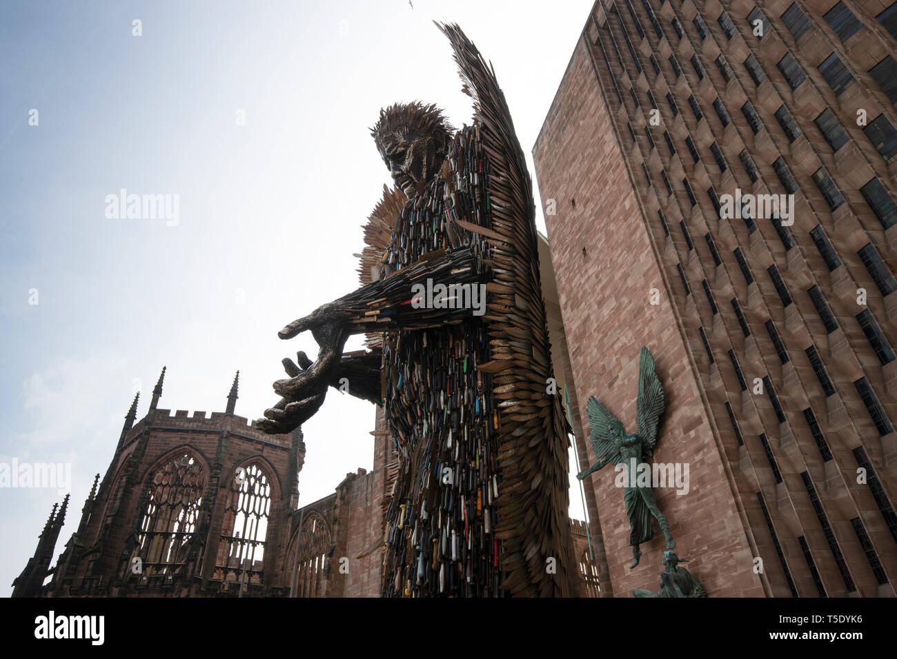 Kathedrale von Coventry. Donnerstag, 18. April 2019 Künstler Alfie Bradley's Messer Engel, steht außerhalb der Kathedrale von Coventry. Zu den Opfern der Messer Kriminalität gewidmet. Stockfoto