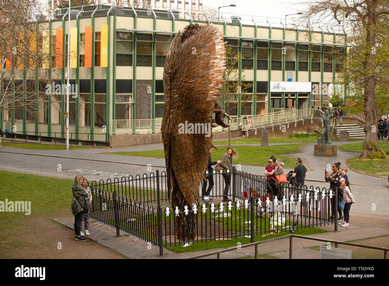 Kathedrale von Coventry. Donnerstag, 18. April 2019 Künstler Alfie Bradley's Messer Engel, steht außerhalb der Kathedrale von Coventry. Zu den Opfern der Messer Kriminalität gewidmet. Stockfoto