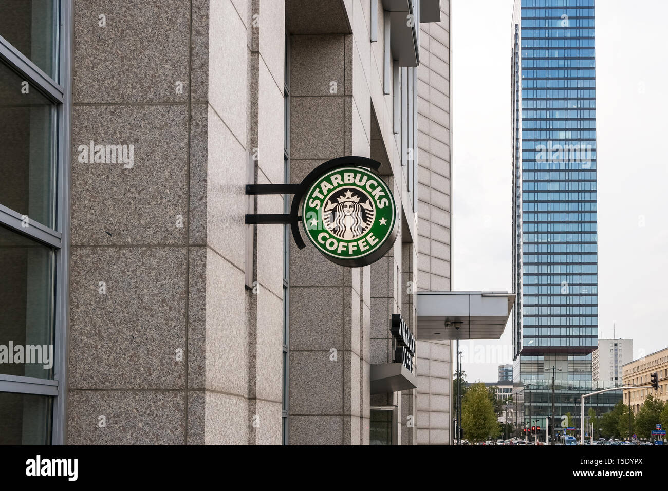 Starbucks Höhle, LED-Schild bei Starbucks Coffee Shop in Warschau, Polen Stockfoto