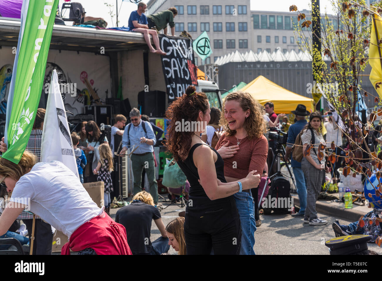 Aussterben Rebellion Protest auf der Waterloo Bridge, Freunde treffen, London, UK Stockfoto