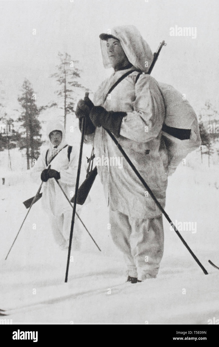 Während des sowjetisch-finnischen Krieg (1939-1940) Skifahrer der finnischen Armee in Weiß camouflage Blitz- und effektive Angriffe auf Einheiten der Roten Armee gemacht Stockfoto