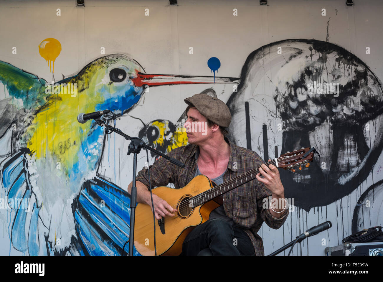 Aussterben Rebellion Protest auf der Waterloo Bridge, Menschen singen und Gitarre spielen auf der Bühne, London, UK Stockfoto