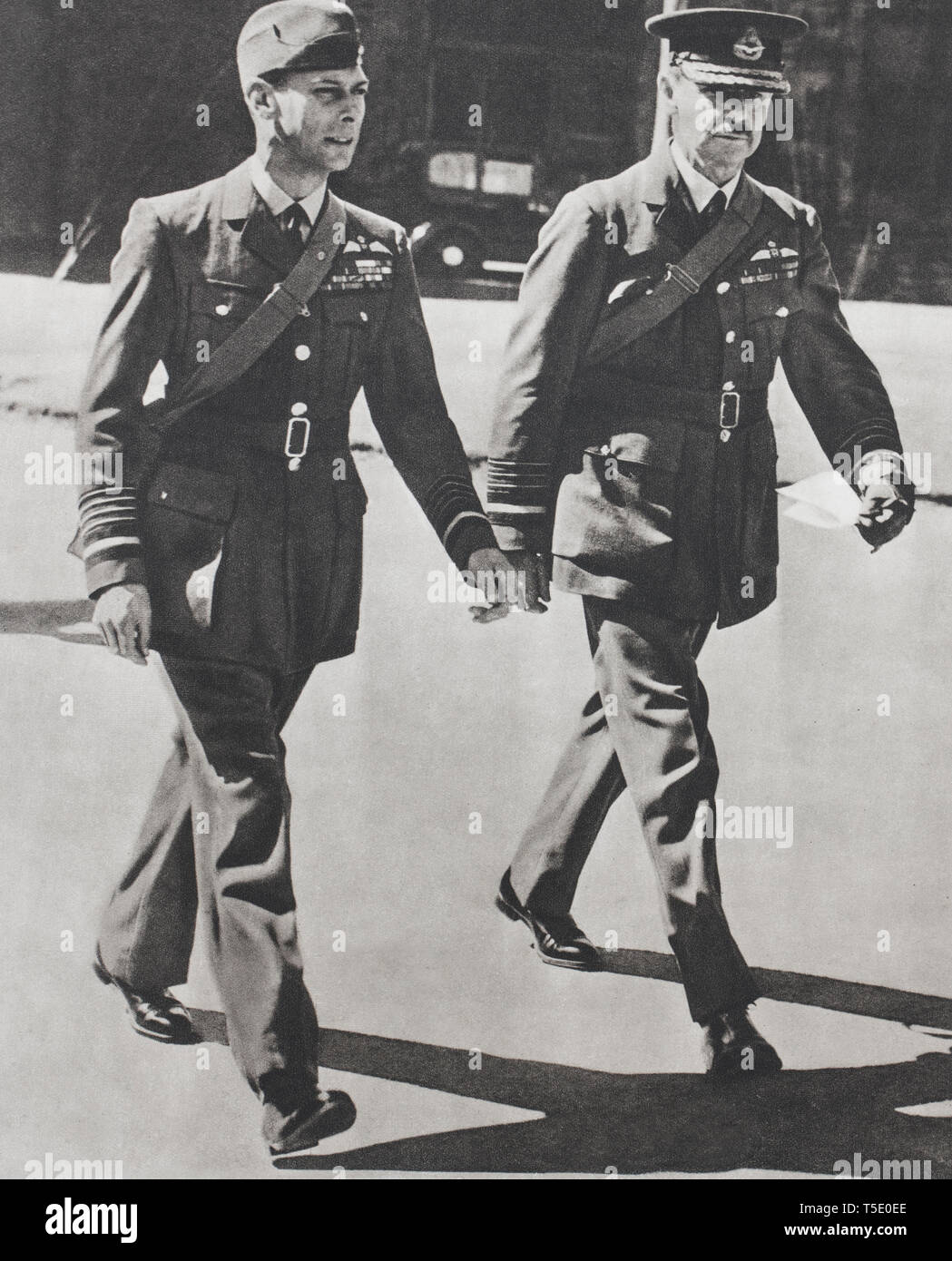 Der König von England, in RAF einheitliche von Air Chief Marshal Sir Hugh Dowding, Commander-in-chief des Fighter Command, König George VI begleitet ging Stockfoto