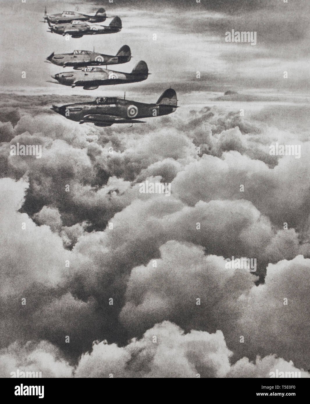 Auf der Suche nach deutsche Bomber. Ein Geschwader der Britischen 'Hurricane' Kampfflugzeuge auf Patrouille. Stockfoto