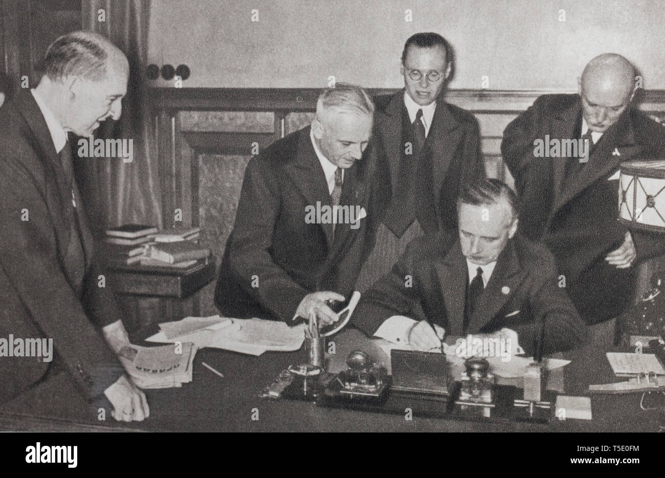 Die Unterzeichnung des Molotov-Ribbentrop-Pakts. Ribbentrop, nach Molotow, unterzeichneten die diplomatischen Instrumente des Paktes, die in diskutiert wurde Stockfoto