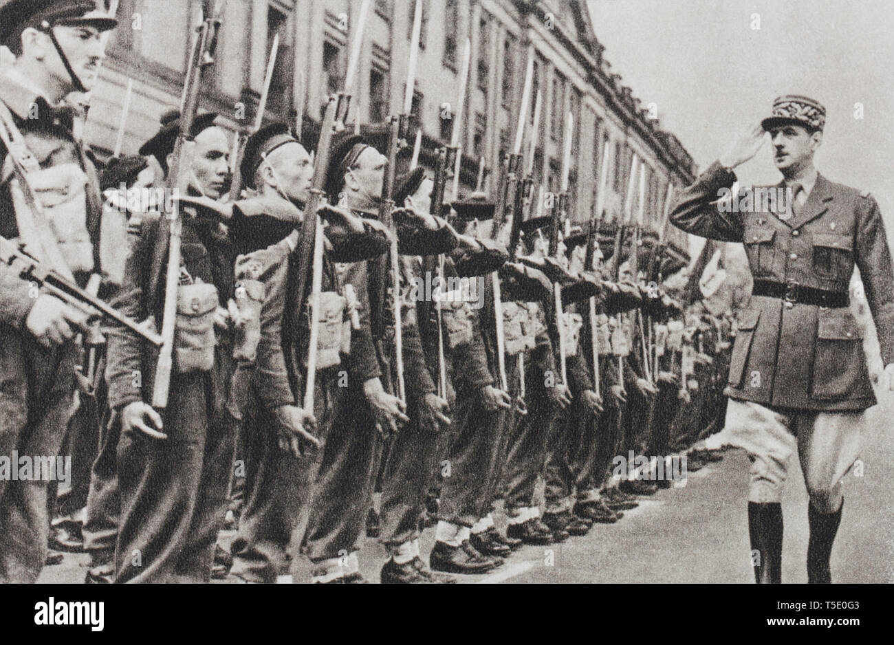 General Charles de Gaulle. Er überprüft die Kommandos der Freien französischen Seestreitkräfte. Stockfoto