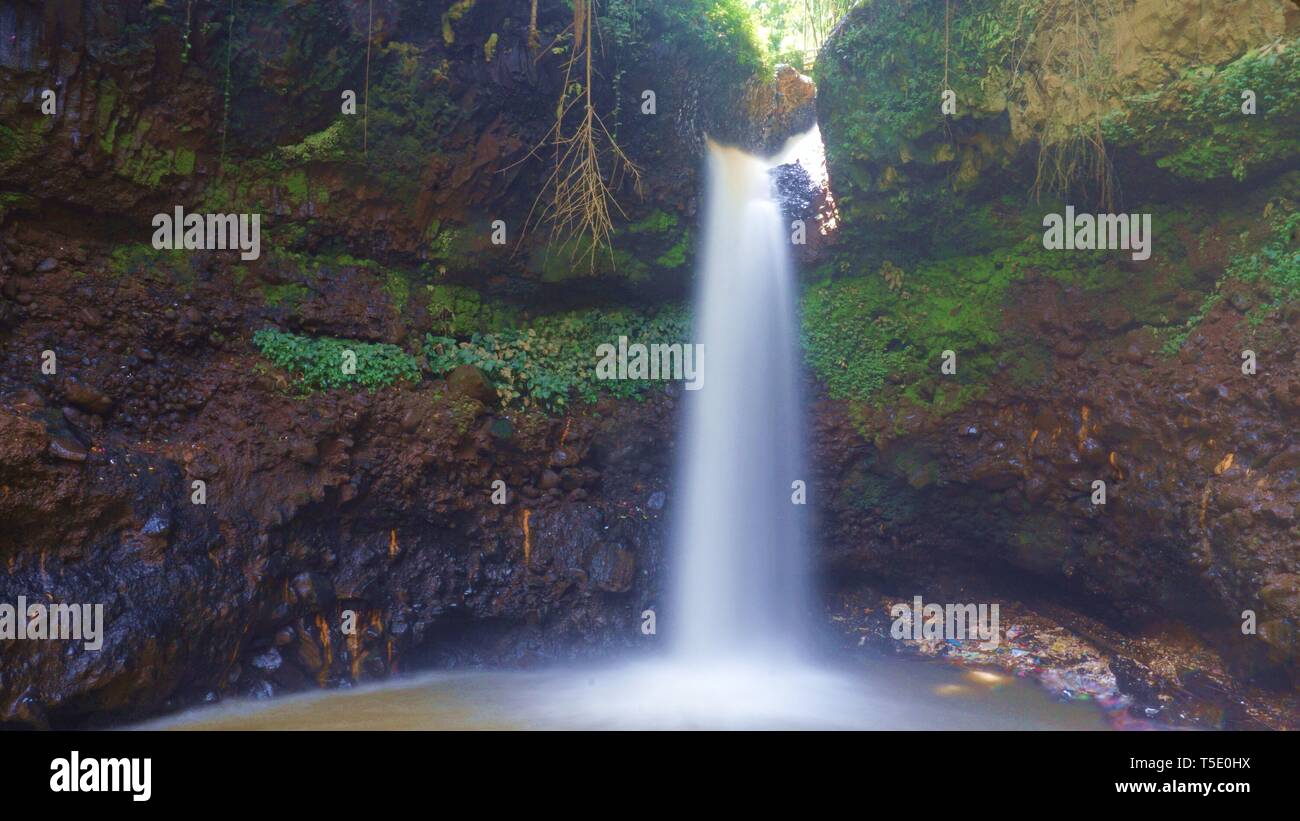 Wasserfall geschossen mit langsamen Fensterläden Stockfoto