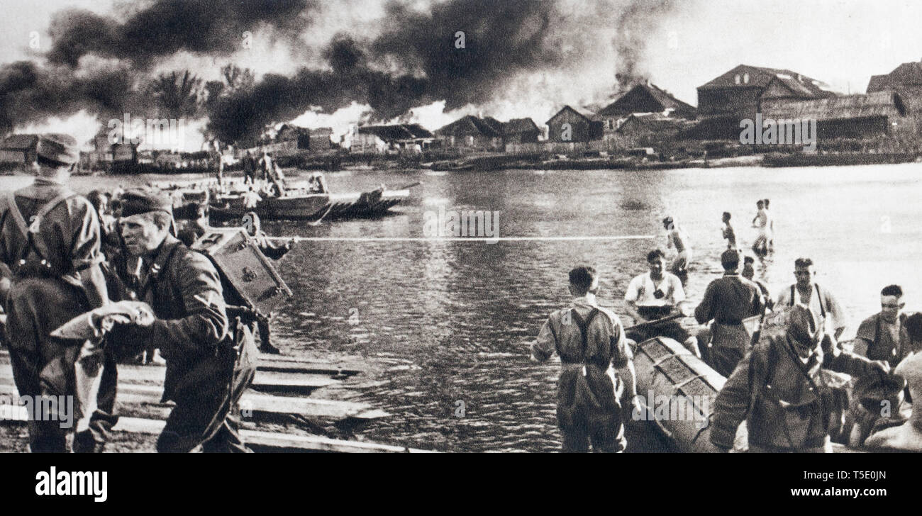 Die deutschen Truppen an der Ostfront (1941). Alles war ein Hindernis für die Deutschen: die Ebene, die Flüsse, die zerstörten Brücken, die brennende Dörfer. Stockfoto
