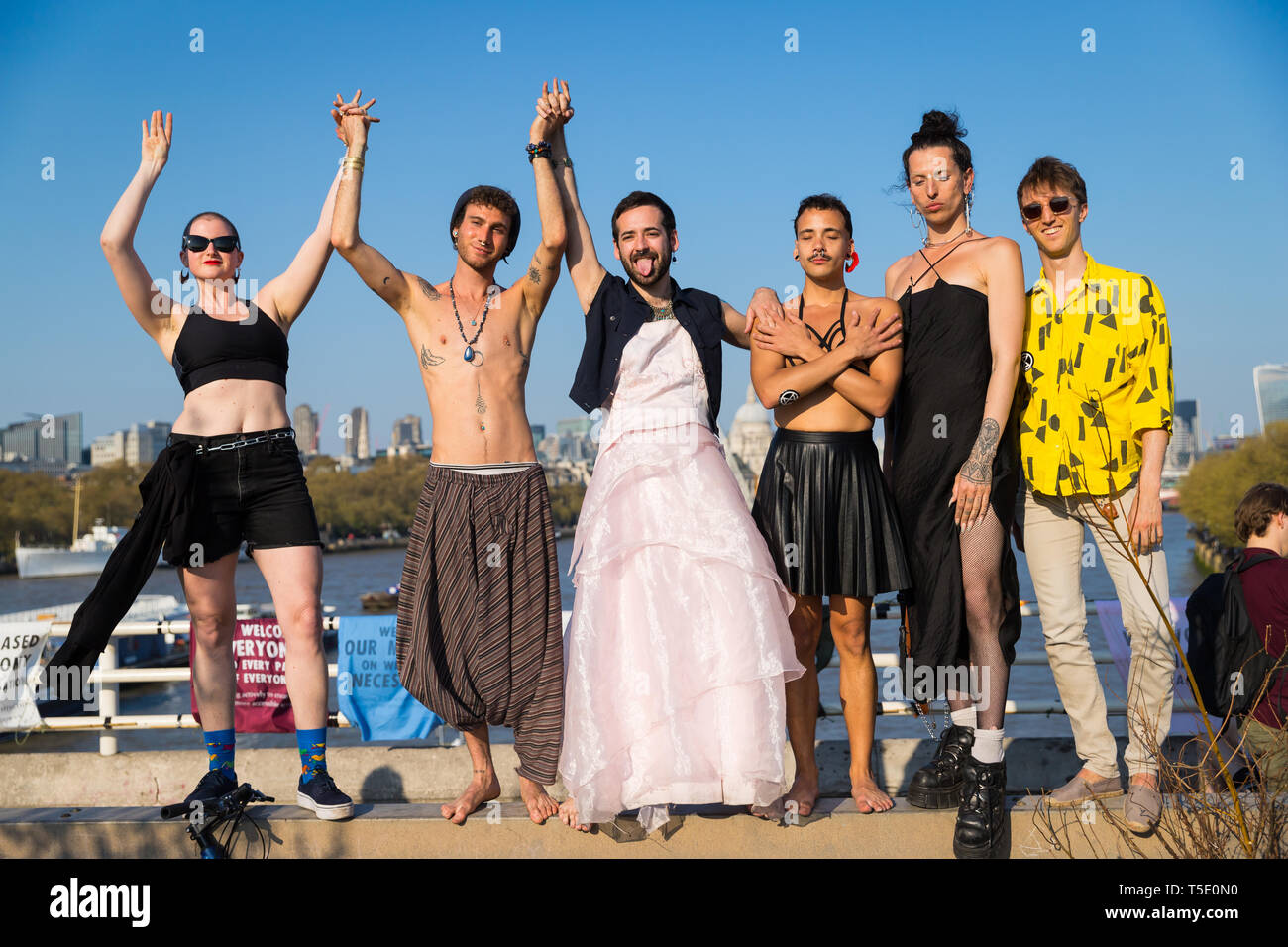 Queer Demonstranten am Aussterben Rebellion Camp auf der Waterloo Bridge, London Stockfoto