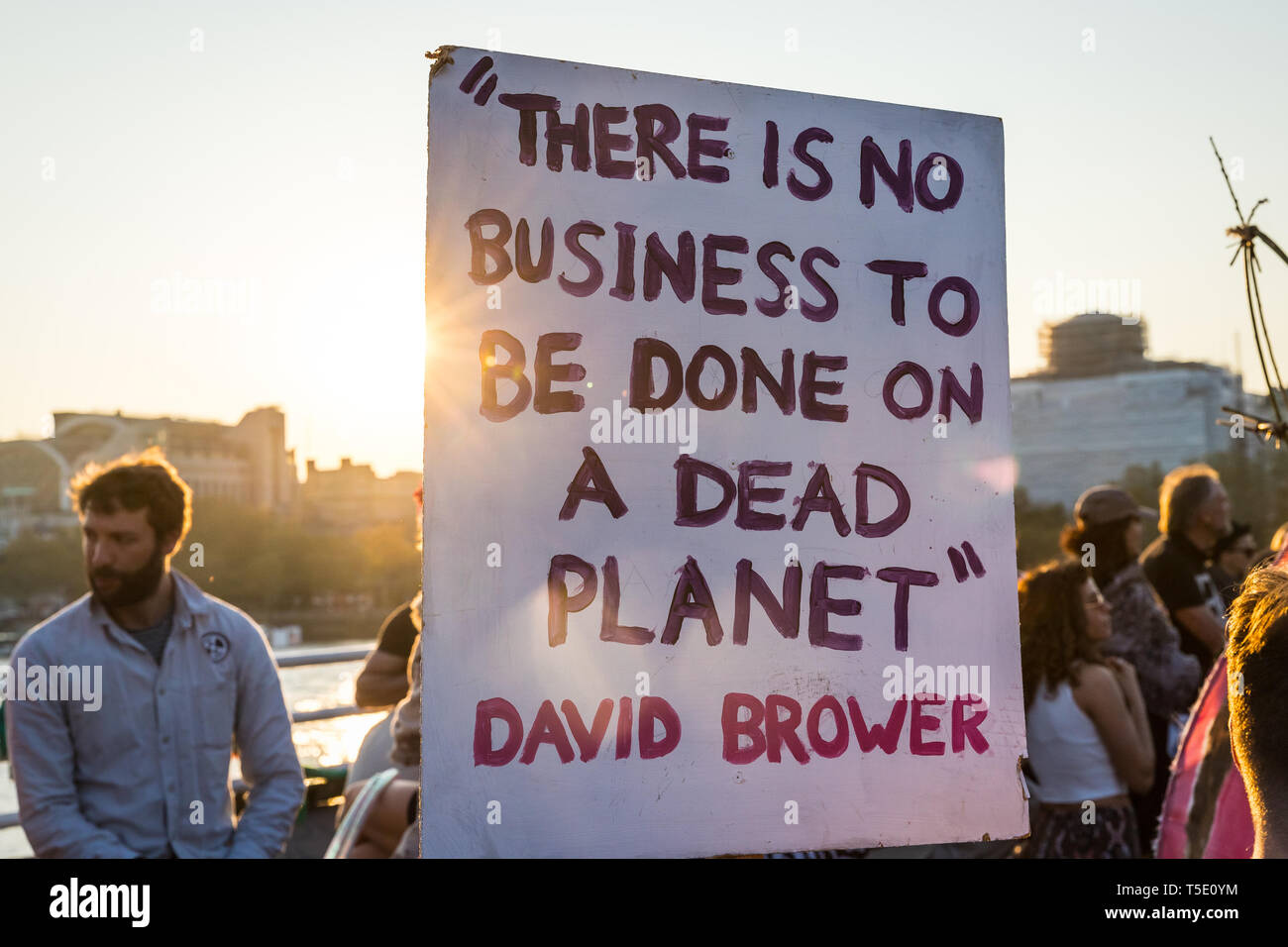 David Brower Zitat auf einem Plakat am Aussterben Rebellion Protest auf der Waterloo Bridge, London Stockfoto