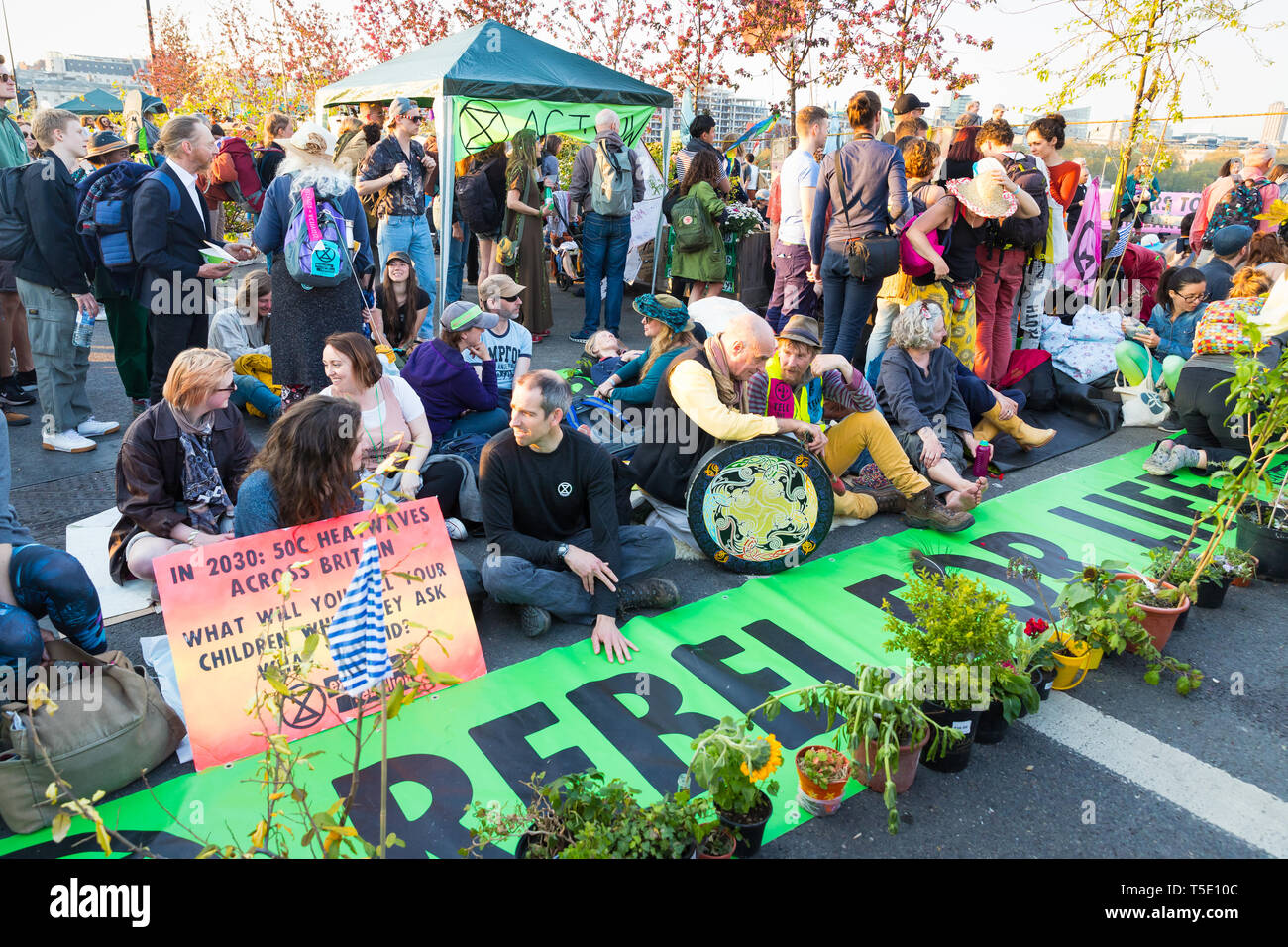 Aussterben Rebellion die Demonstranten auf der Waterloo Bridge, London Stockfoto