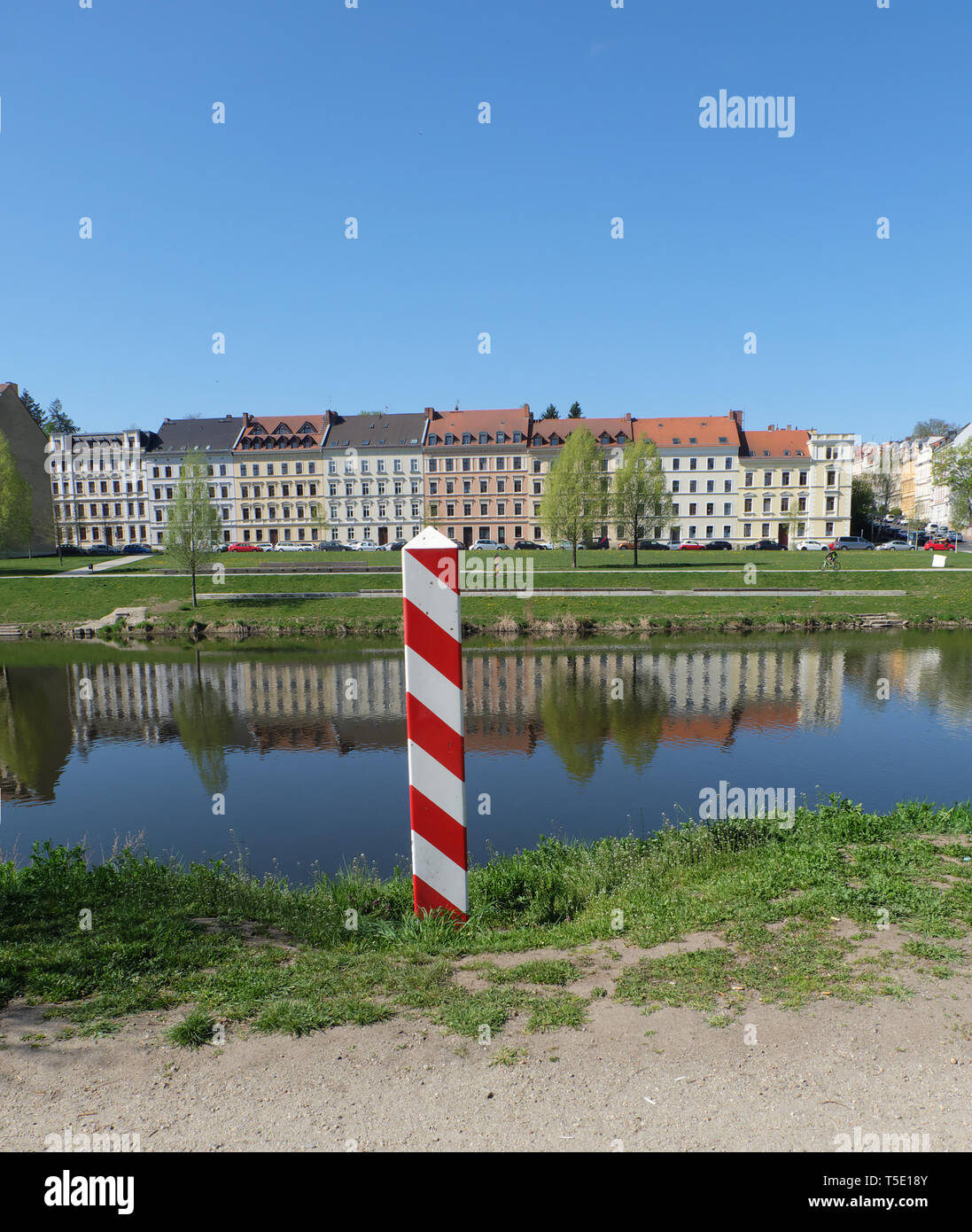 Grenze Beiträge, Polen und Deutschland, auf beiden Seiten der Neiße in Görlitz/Zgorzelec aus dem polnischen Ufer gesehen. Stockfoto