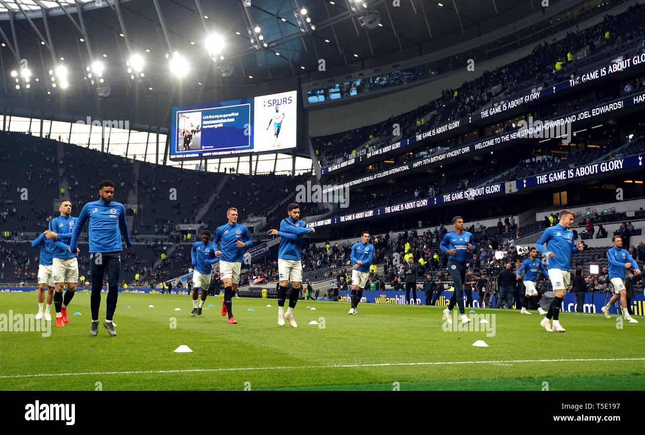 Allgemeine Ansicht von Brighton und Hove Albion Spieler Aufwärmen vor dem Spiel in der Premier League Tottenham Hotspur Stadium, London. Stockfoto