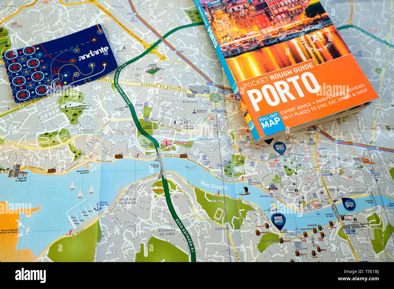 Porto Rough Guide, Porto Karte und Porto andante Transport tour Karte auf der Karte auf die Stadt und den Fluss Douro für Touristen in Portugal Europa KATHY DEWITT Stockfoto