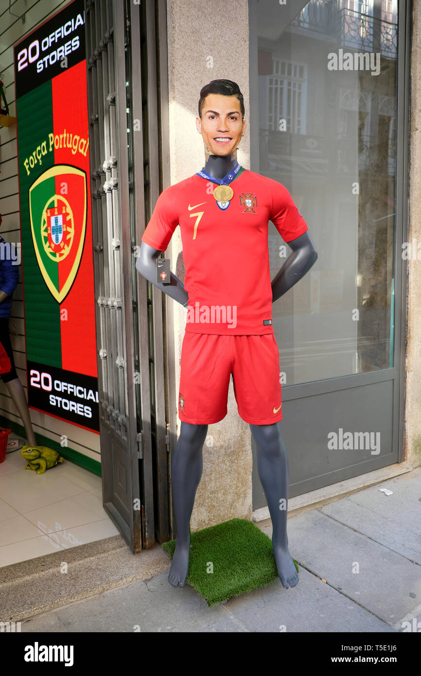 Cristiano Ronaldo, portugiesischer Fußballspieler Abbildung außerhalb eines  Fußball-Geschäft in der Stadt Porto Portugal Europa KATHY DEWITT  Stockfotografie - Alamy