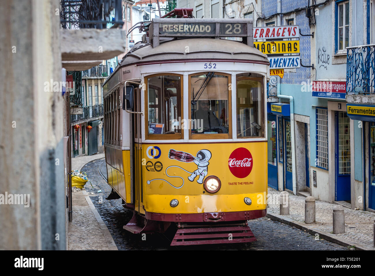 Die berühmte Straßenbahn 28 in Lissabon Alfama von Lissabon, Portugal Stockfoto