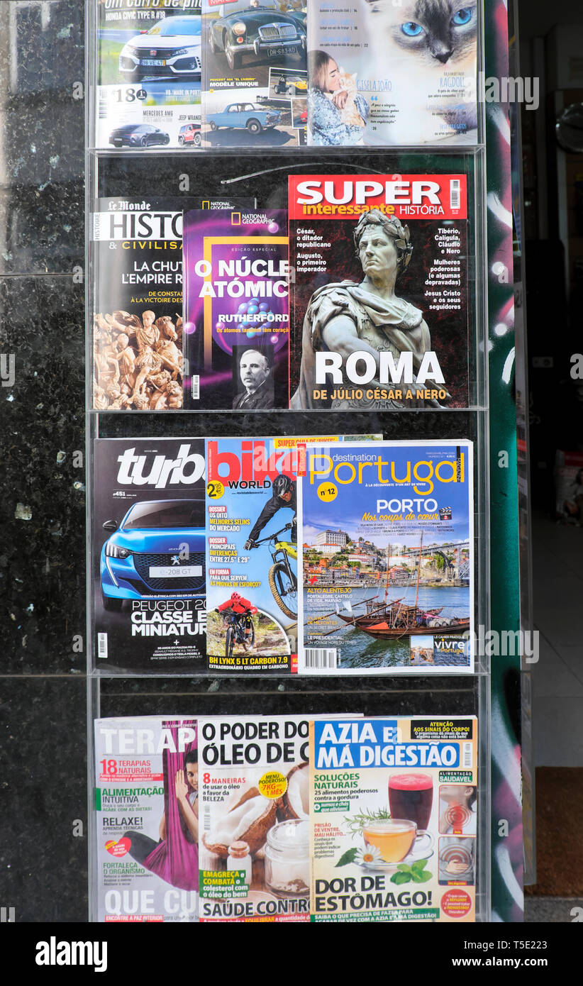 Verschiedene europäische Portugiesische Zeitschriften auf Magazin Anzeige außerhalb einen Zeitungsladen Shop in der Stadt Porto Portugal Europa KATHY DEWITT Stockfoto