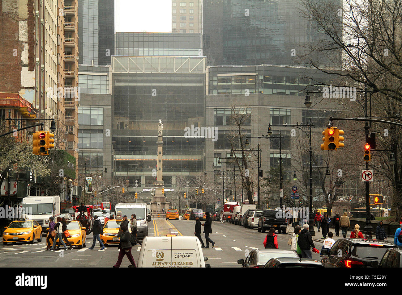 Columbus Circle und Time Warner Center aus der W 59th Street in Manhattan, New York City, USA Stockfoto