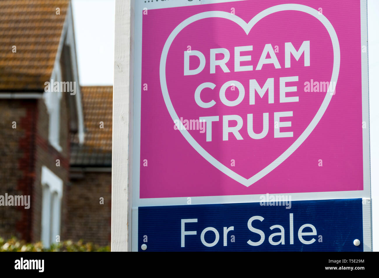 Ein Immobilienmakler für Verkauf Zeichen liest ein Traum wahr werden, illustrieren Home ownership Konzept. Stockfoto