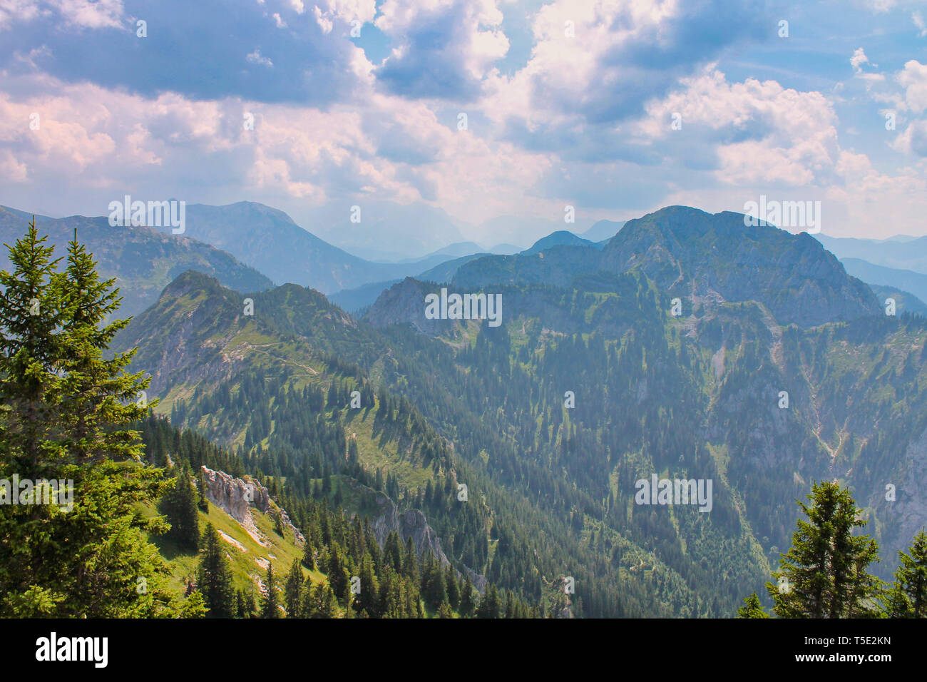 Die Berge im Süden von Deutschland. Bergpanorama in Bayern. Wandern in Bayern. Stockfoto