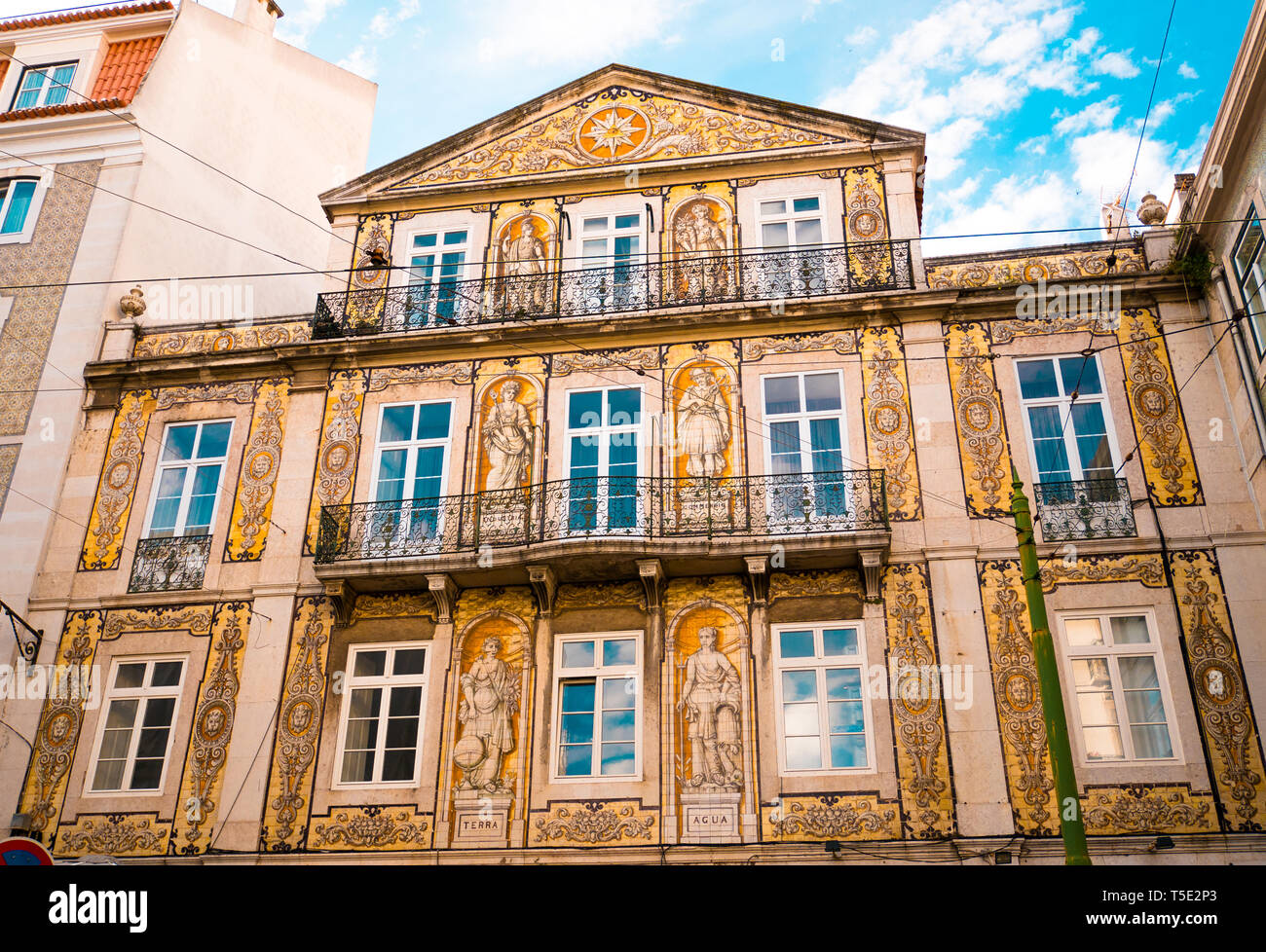 An der Wand eines alten Palastes mit Azulejo, eine typische Ornament der portugiesische Architektur abgedeckt Stockfoto