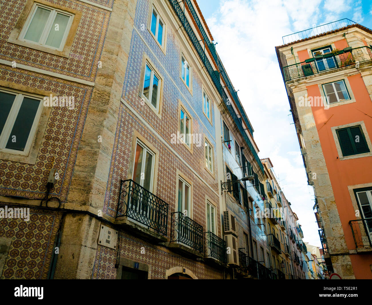 An der Wand eines alten Palastes mit Azulejo, eine typische Ornament der portugiesische Architektur abgedeckt Stockfoto