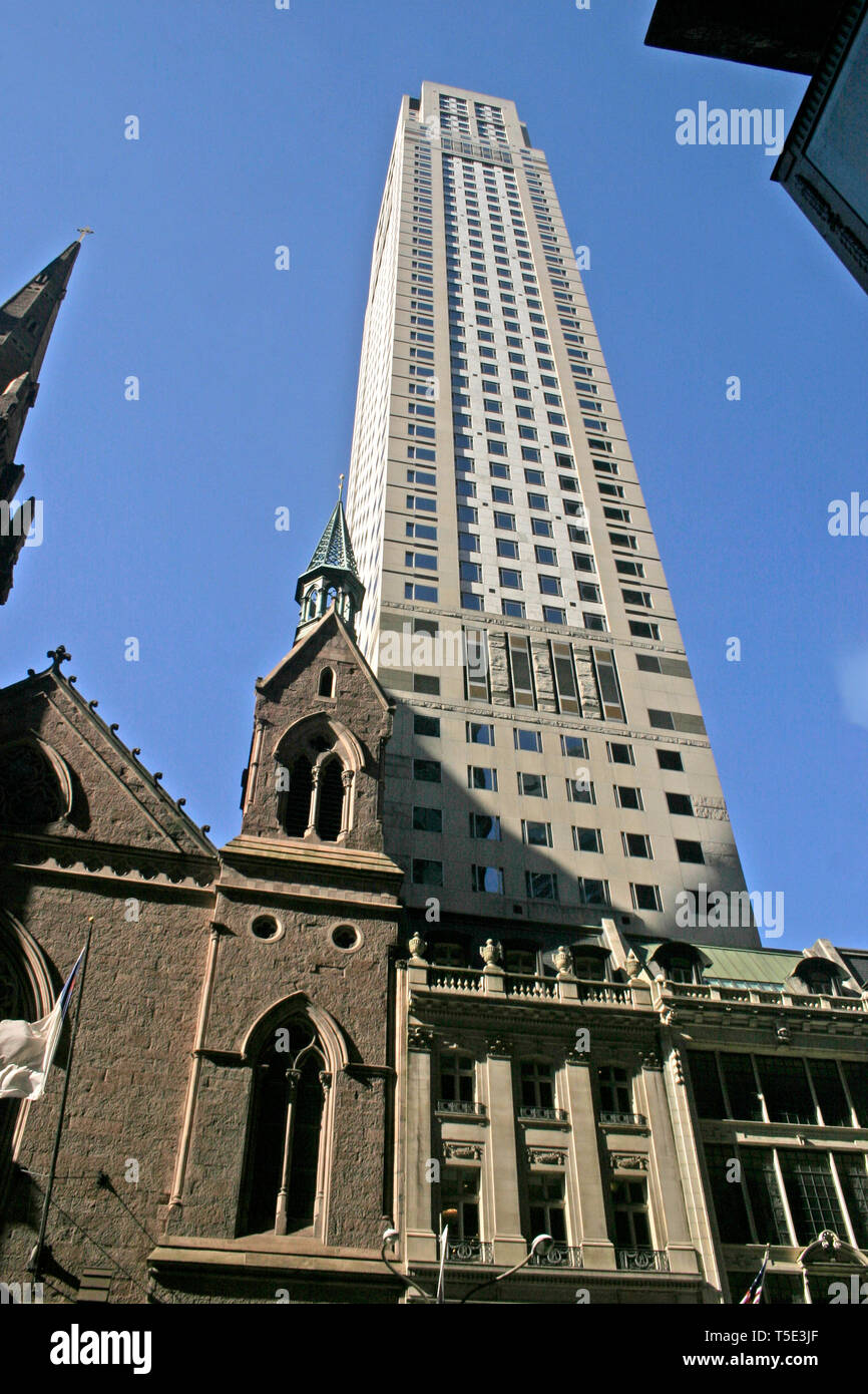 Alte und neue auf der 5th Avenue in Manhattan, New York. Fifth Avenue Presbyterian Church mit Hochhaus im Hintergrund. Stockfoto