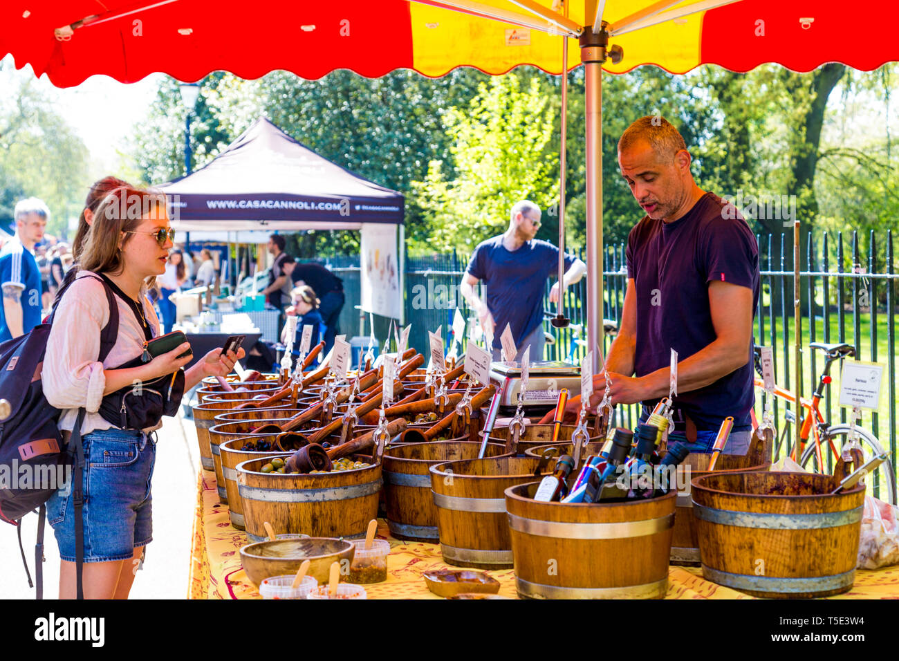 Frau kaufen Oliven im Victoria Park Market, London, UK Stockfoto
