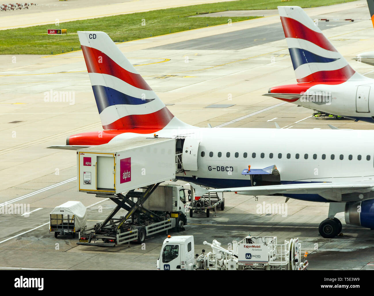 Der Flughafen London Gatwick, ENGLAND - April 2019: Alpha catering scissor-Stapler laden Essen und Trinken in einem British Airways Jet am Flughafen Gatwick. Stockfoto