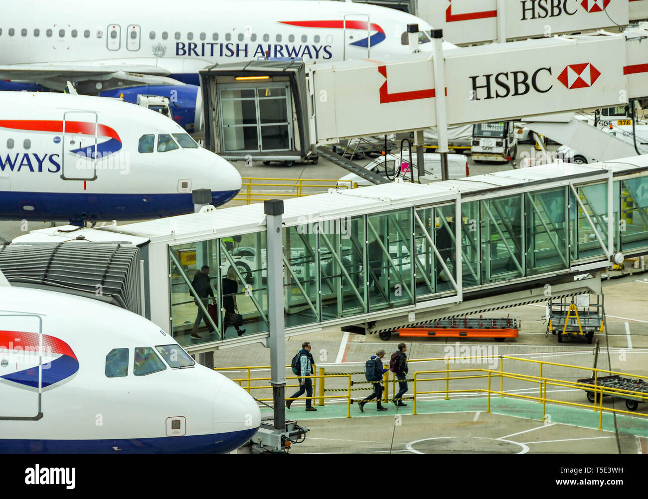 Der Flughafen London Gatwick, ENGLAND - April 2019: Passagiere aussteigen einen British Airways Jet am South Terminal, Gatwick Airport Stockfoto