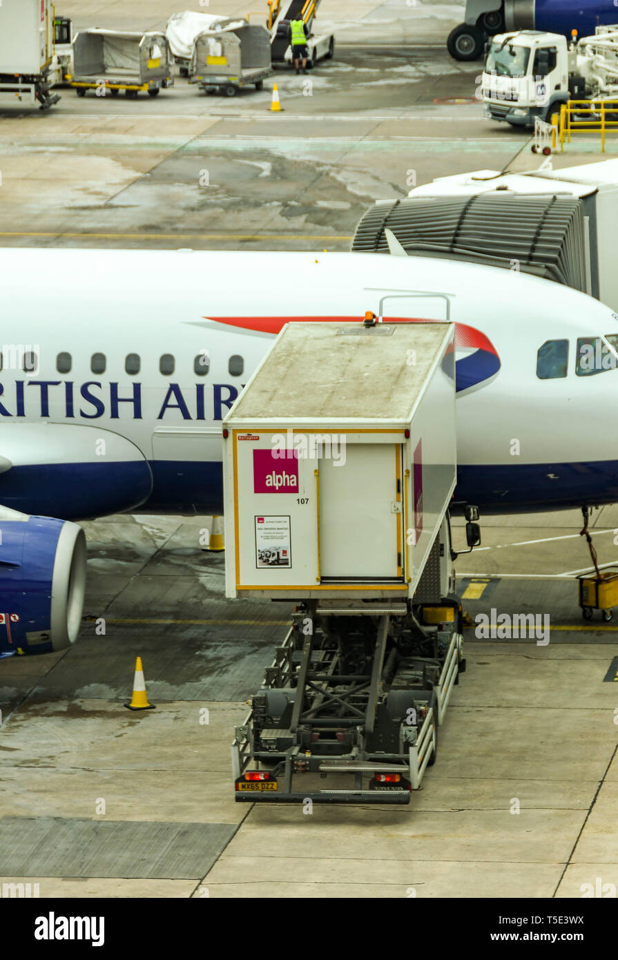Der Flughafen London Gatwick, ENGLAND - April 2019: Alpha catering scissor-Stapler laden Essen und Trinken in einem British Airways Jet am Flughafen Gatwick. Stockfoto