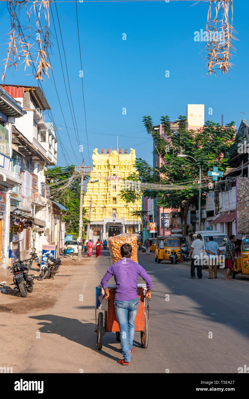 Vertikale streetview von Ramanathaswamy Tempel in Rameswaram, Indien. Stockfoto