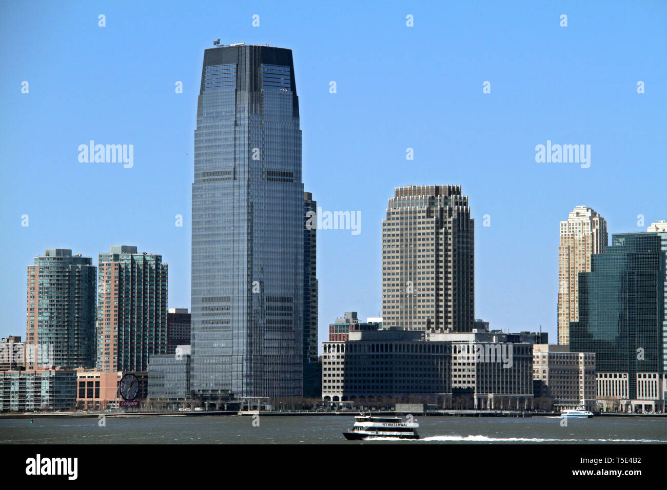 Skyline von Jersey City, mit Goldman Sachs Tower dominiert, von der New York Bay, NY, USA aus gesehen Stockfoto