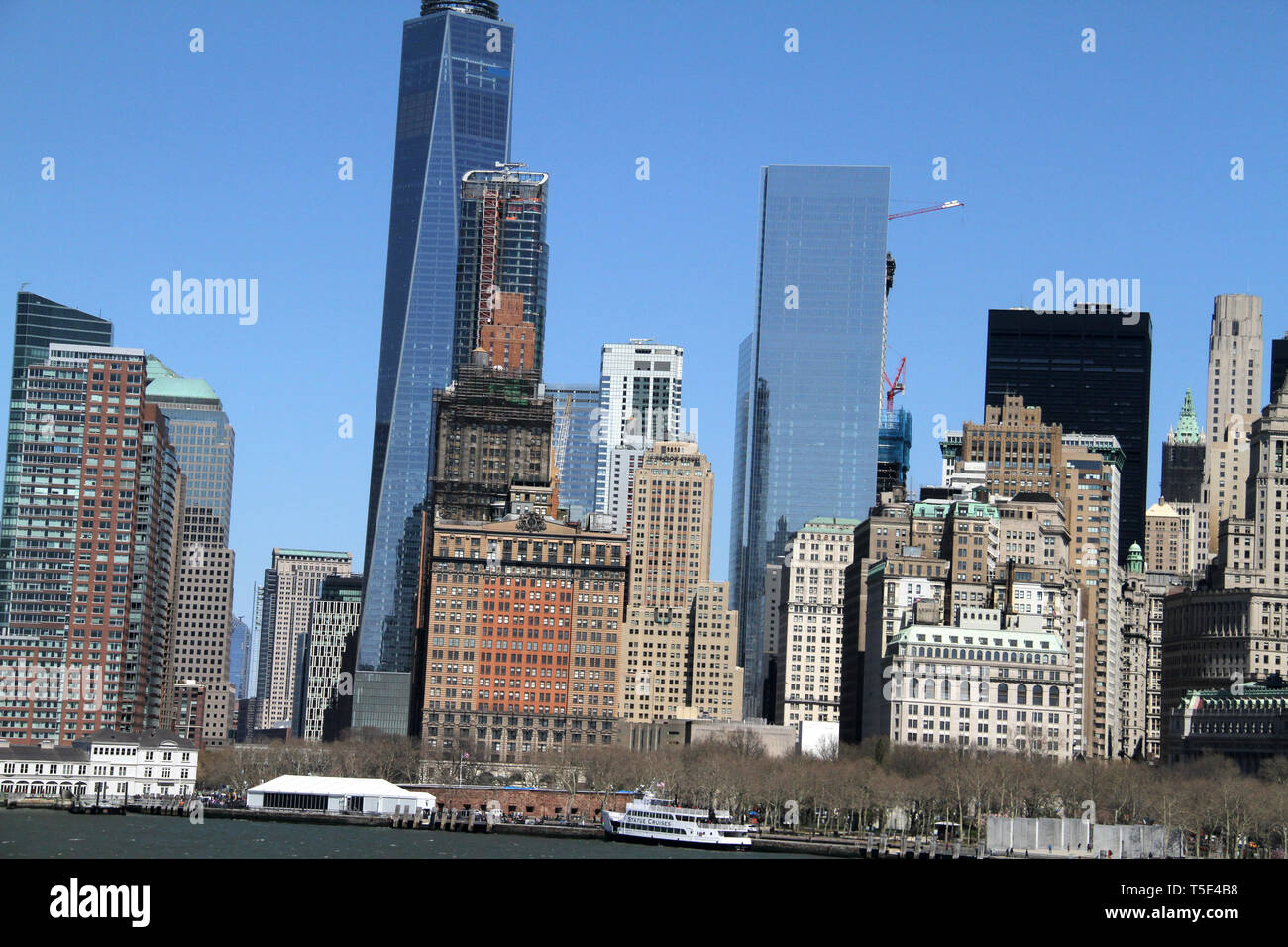 Lower Manhattans Finanzdistrikt Wolkenkratzer von New York Bay gesehen Stockfoto