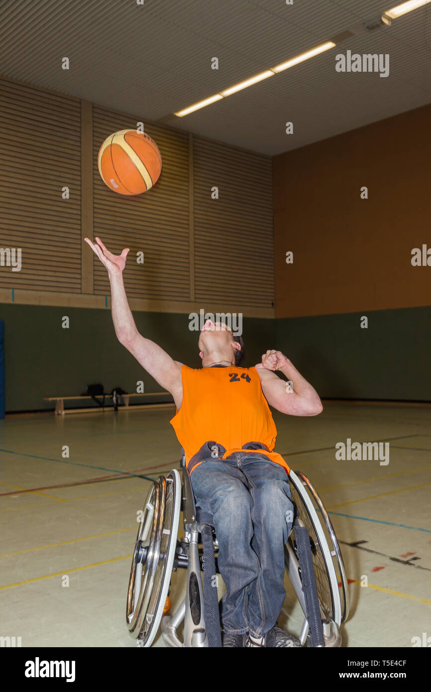 Behinderten Jungen im Basketball Training. Stockfoto