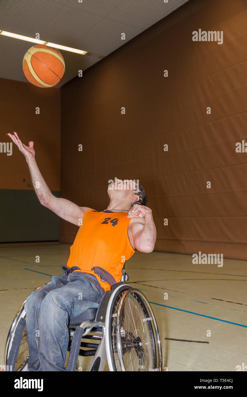 Behinderten Jungen im Basketball Training. Stockfoto