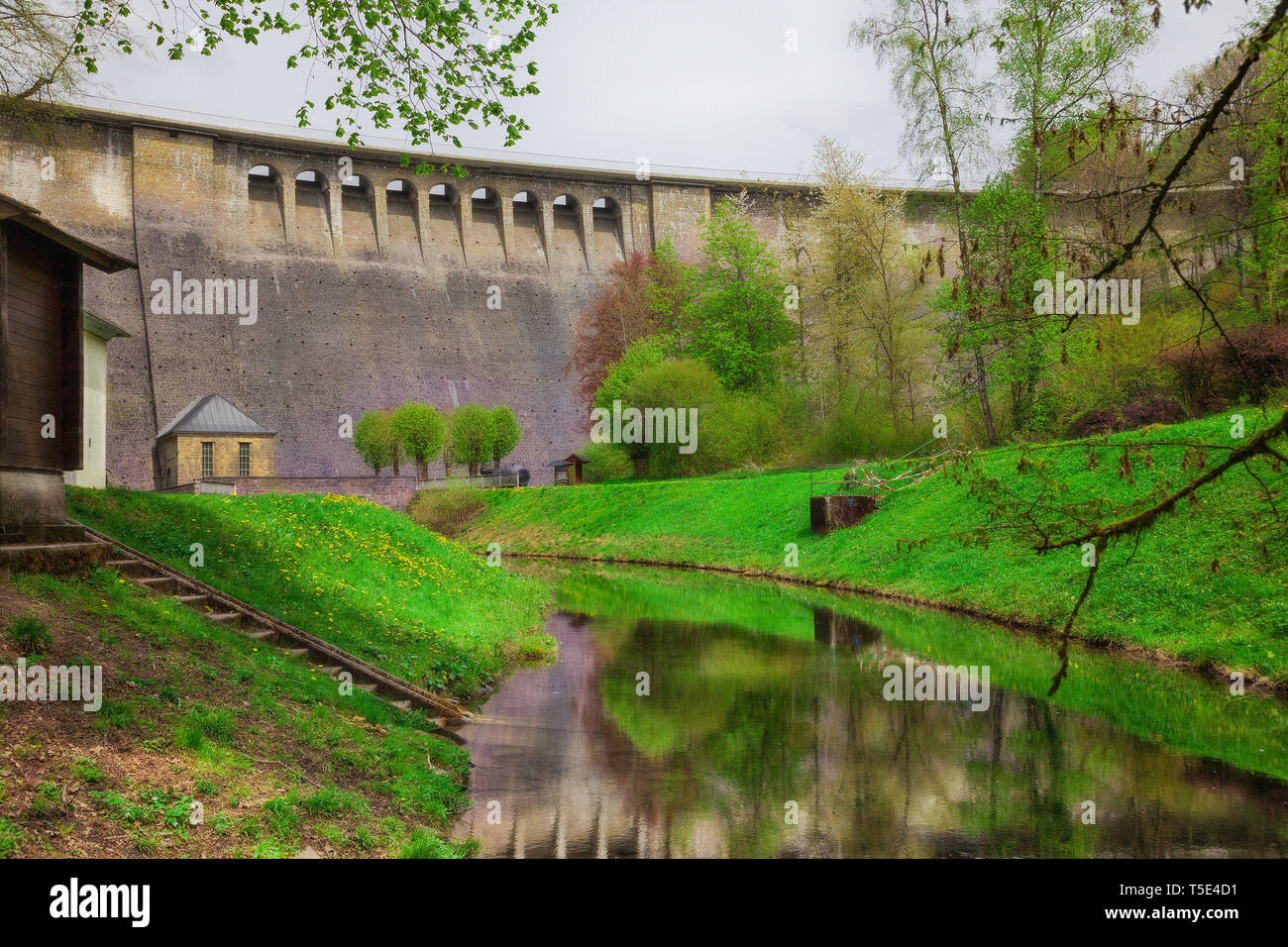Die Wand der Agger Damm in Gummersbach. Stockfoto