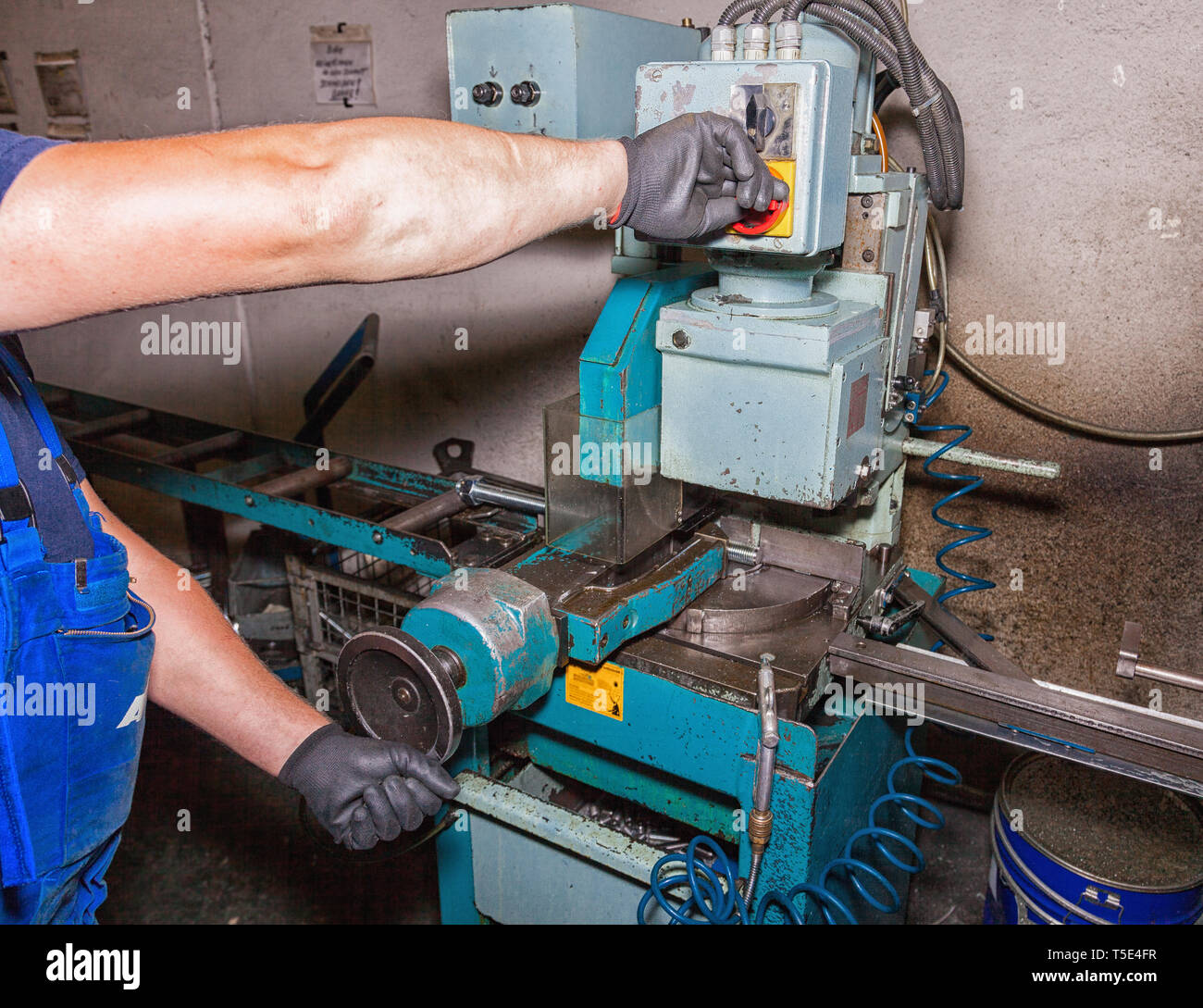 Arbeiter Hände an einer Metallsäge. Stockfoto
